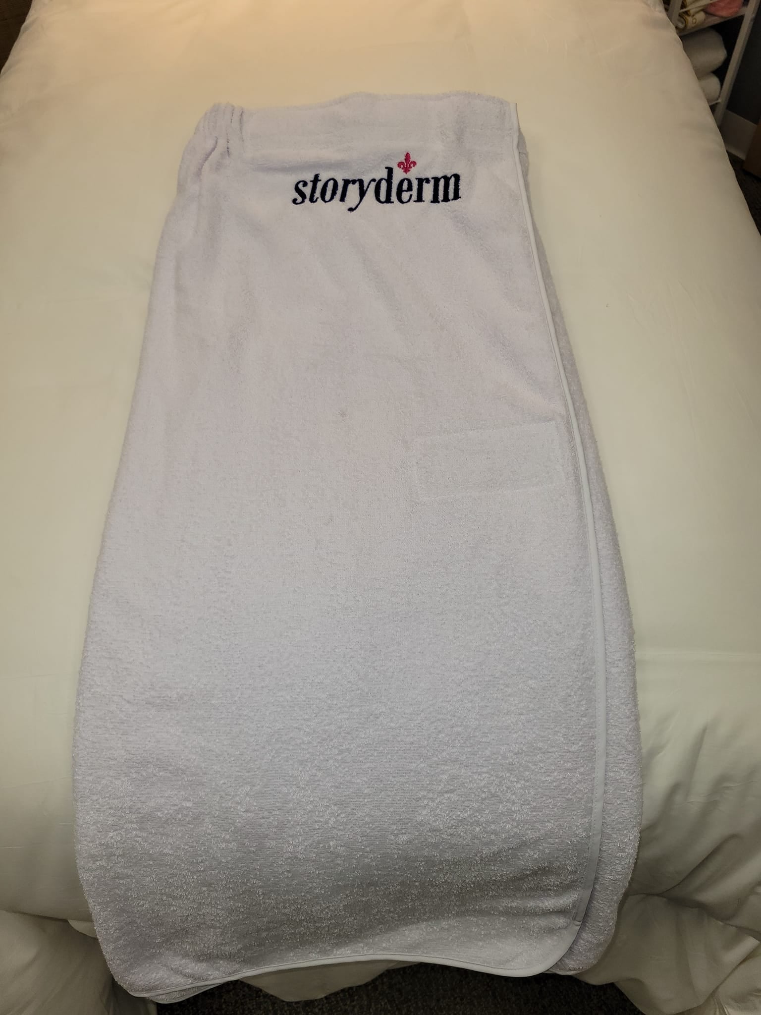 Storyderm Facial Gown
